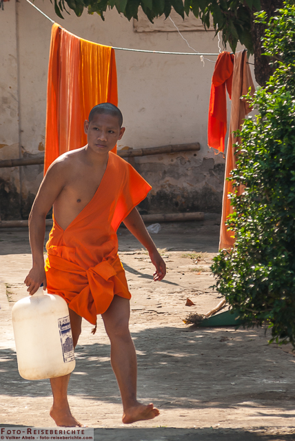 Junger Mönch holt Wasser, Luang Prabang, Laos © Volker Abels - www.foto-reiseberichte.com