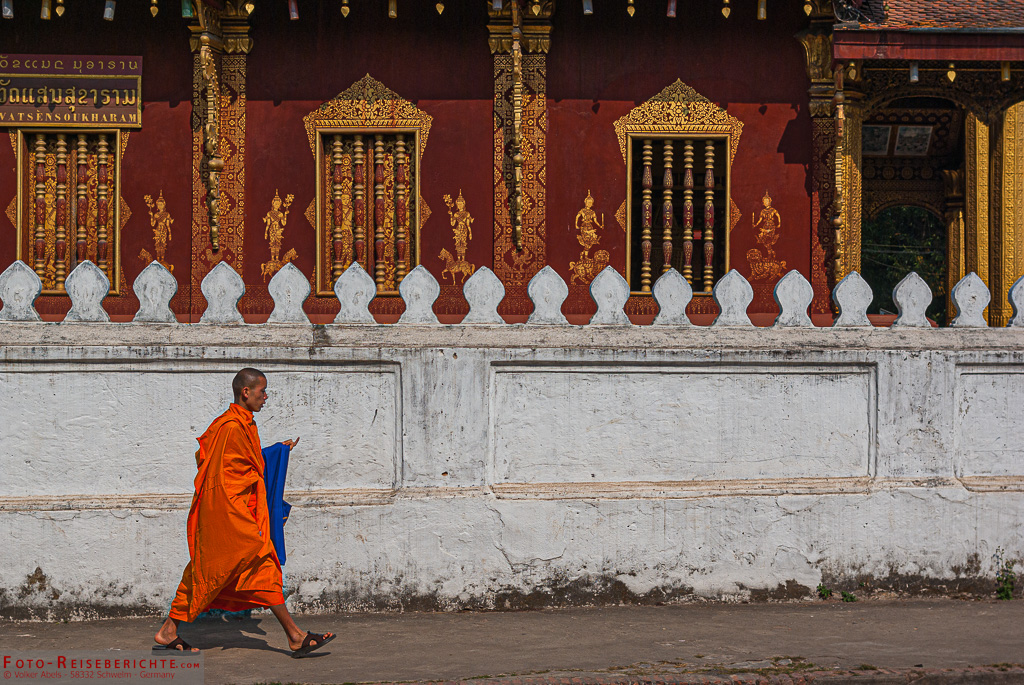 Mönch vor einem Tempel
