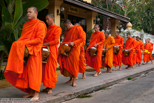 Laos - Luang Prabang Mönche stehen in einer Reihe umd die Gaben zu empfangen © Volker Abels www.foto-reiseberichte.com.jpg