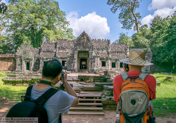 Wie packe ich einen Rucksack? - www.foto-reiseberichte.com - Touristen fotografieren einen Tempel Angkor Wat - Kambodscha