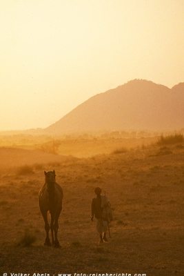 Kamelzüchter mit seinem Tier in Pushkar, Rajasthan - Indien © Volker Abels