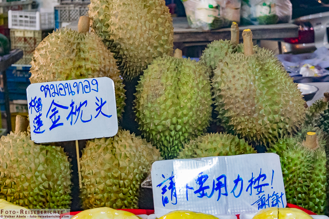 Durian Früchte auf einem Markt in Thailand - © Volker Abels www.foto-reiseberichte.com_