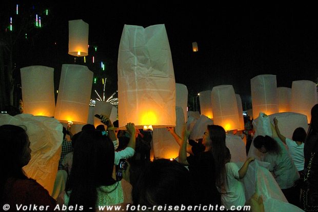 Lampions, die zum Loi Krathong Fest in Thailand, entzündet werden © Volker Abels