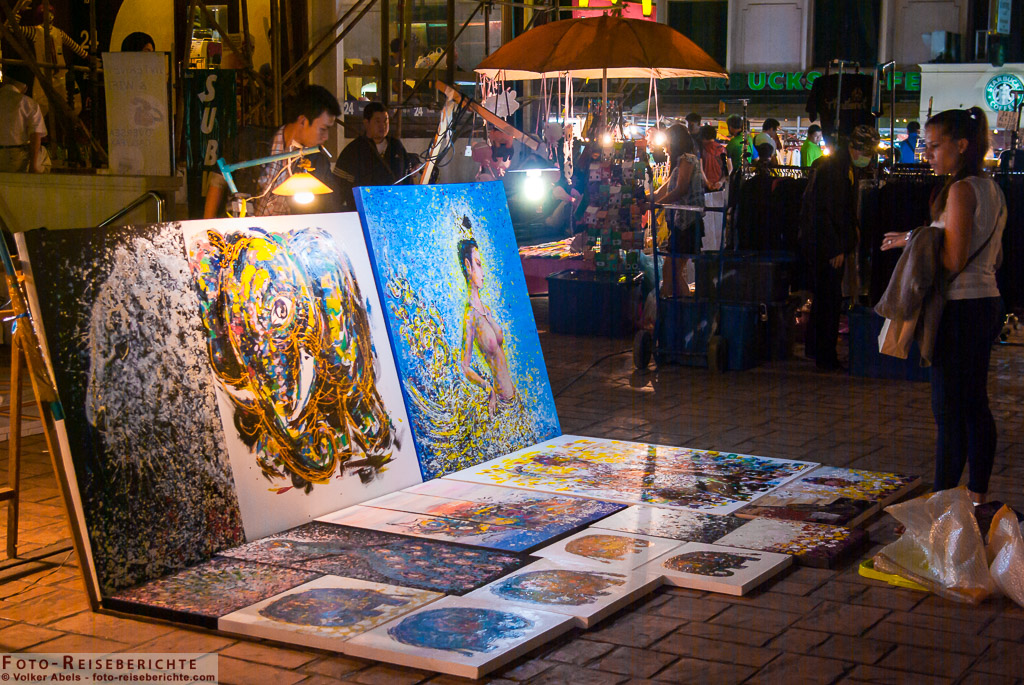 Farbige Gemälde auf dem Nachtmarkt in Chiang Mai - Thailand 02