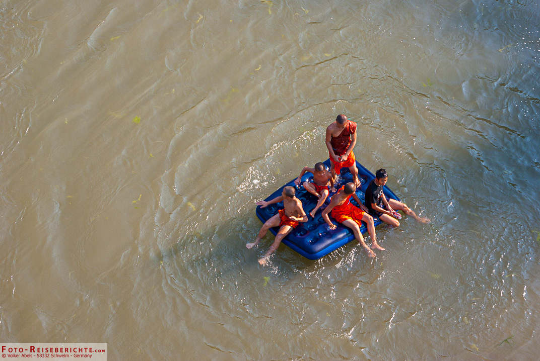 Junge Mönche planschen im Wasser - Luang Prabang - Laos