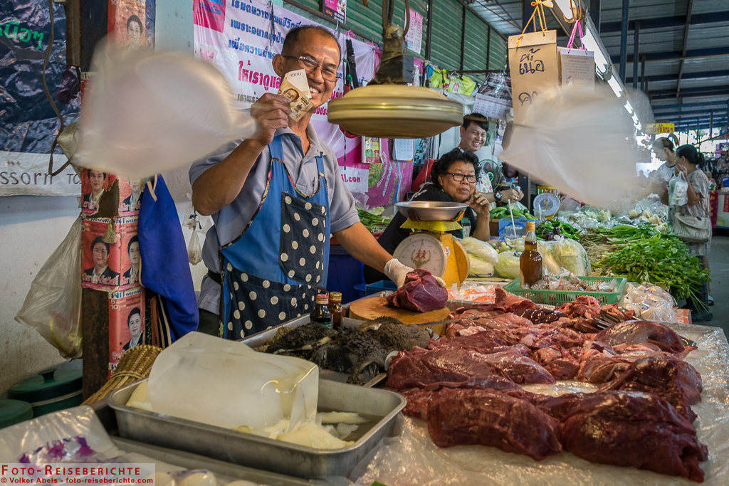 Fleischverkäufer auf einem Markt bei Chiang Mai