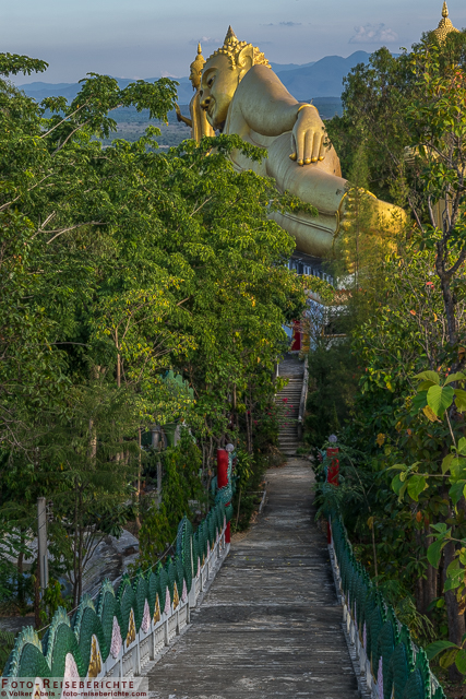 Blick auf die Treppe und liegenden Buddha - Wat Mok Khan Lan - Suttichit Buddha Park © Volker Abels - www.foto-reiseberichte.com