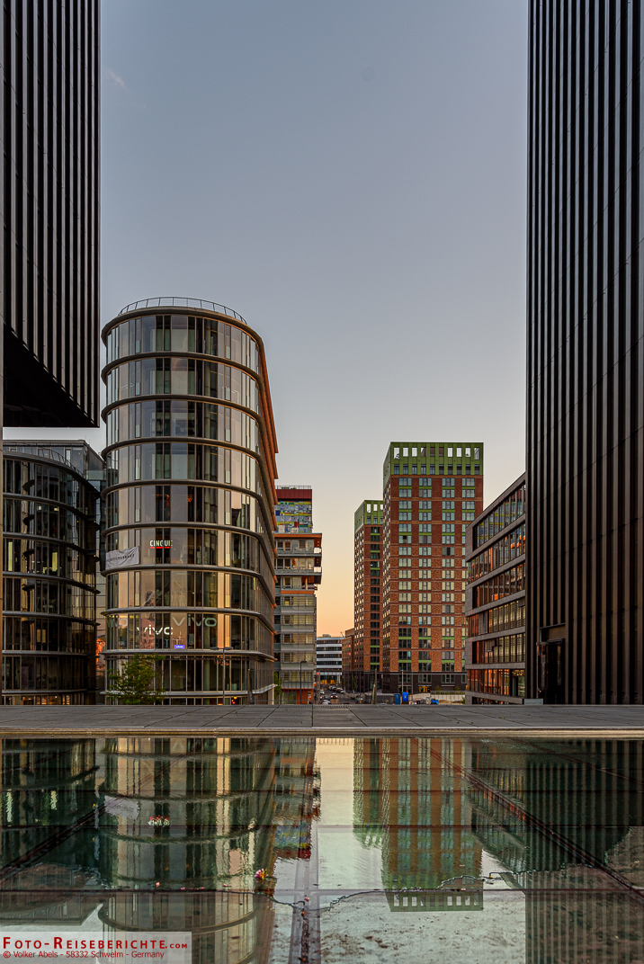 Ein Blick auf Gebäude im Medienhafen Düsseldorf
