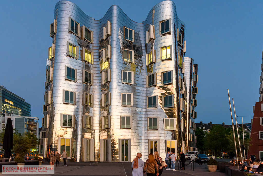 Modernes Gehry Gebäude in Düsseldorf