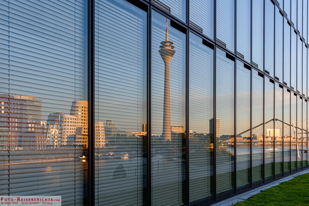 Der Düsseldorfer Rheinturm spiegelt sich im Fenster