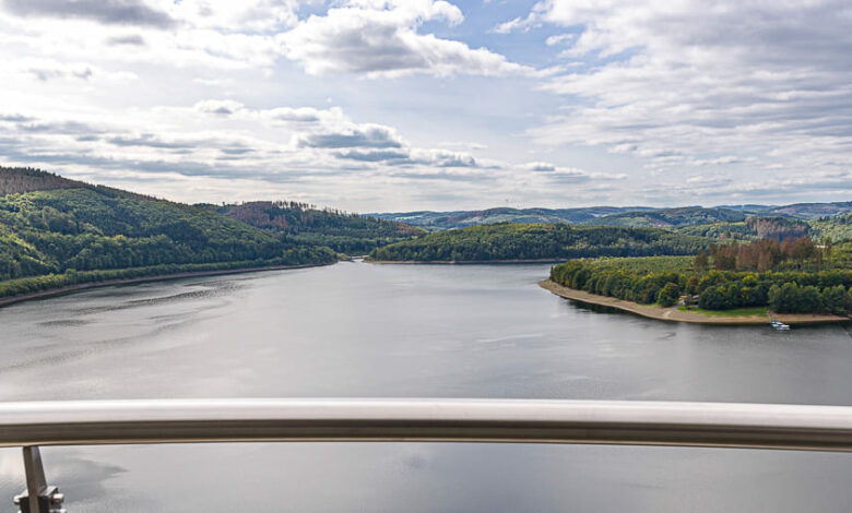 Biggesee Skywalk - tolle Sicht vom Biggeblick 9 Der Skywalk am Biggesee, auch Biggeblick genannt, ist ein attraktiver Aussichtspunkt bei Attenorn im Sauerland.