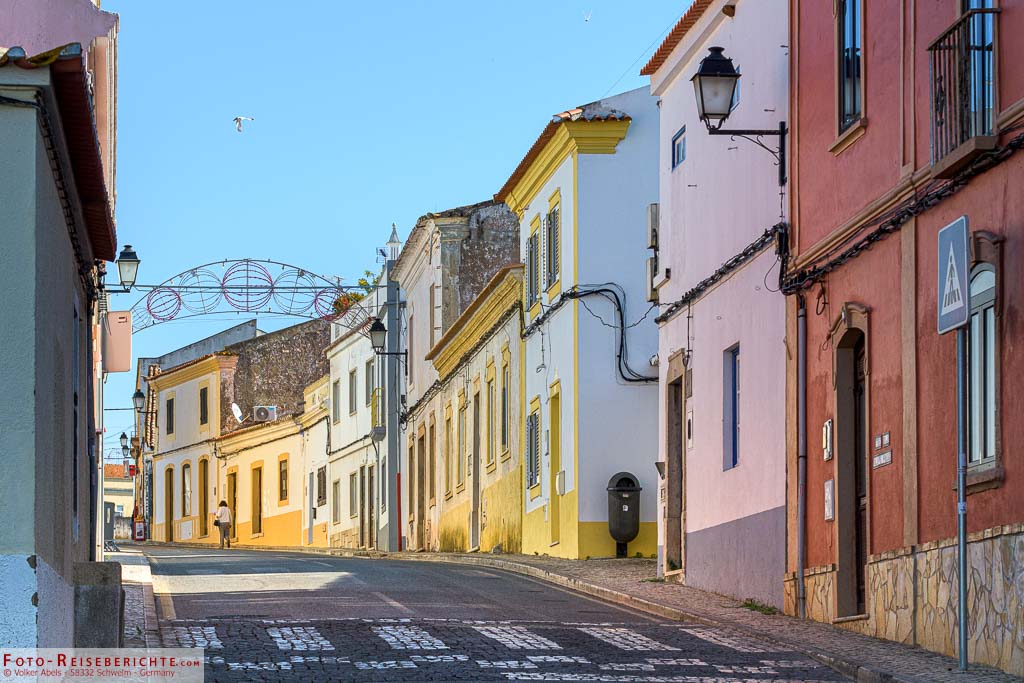 Überall an der Algarve sahen wir farbenfrohe Häuser