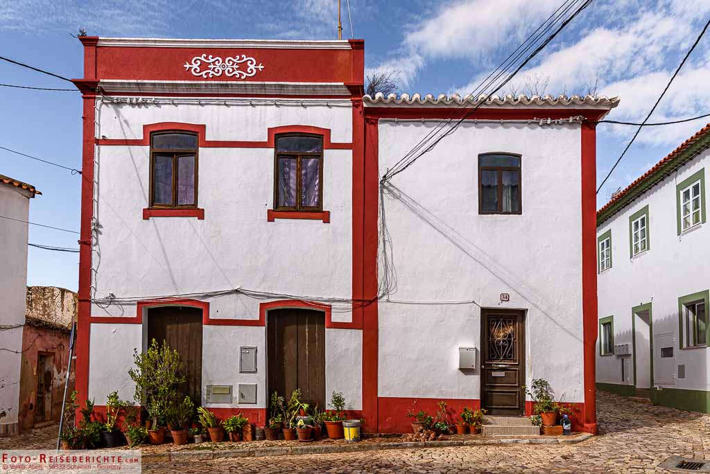 Überall an der Algarve sahen wir farbige Häuser