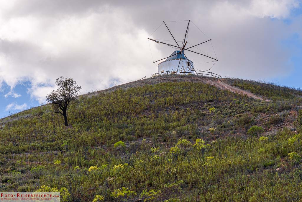 Eine Windmühle im Hinterland der Algarve