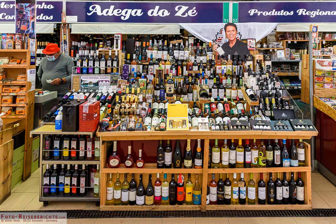 Wein aus der Region wird auch in den Markthallen von Loule angeboten